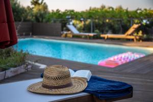 Bazén v ubytovaní Sitia Poolside Gem - Crete's Fuego Sagrado alebo v jeho blízkosti