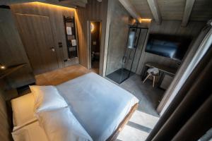 an overhead view of a bed in a small room at Le Suites de San Campel RTA in Ponte di Legno