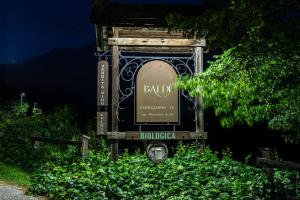 een bord voor een galcontainer in een struik bij GuestHouse Baldi: The Perfect Refuge between Vineyards and Nature in Ogliano