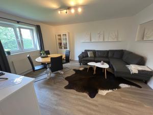 una sala de estar con un sofá y una mesa en Ferienwohnung Katharon, en Tespe