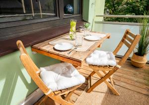 a wooden table and chairs on a porch at Zentrale & gemütliche Wohnung mit Sonnenbalkon in Essen