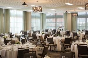 una sala de banquetes con mesas y sillas blancas en Courtyard by Marriott Seattle Everett Downtown, en Everett