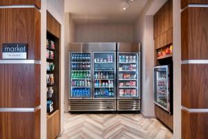 Una nevera en una tienda con bebidas. en Residence Inn by Marriott Ocean City en Ocean City