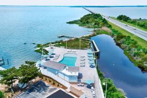 - une vue aérienne sur une maison avec une piscine dans l'eau dans l'établissement Residence Inn by Marriott Ocean City, à Ocean City