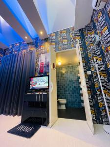 uma casa de banho com WC e uma televisão em Skeyndor Health & Resort em Na Jomtien