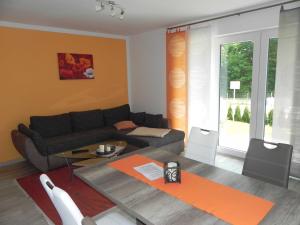 salon z kanapą i stołem w obiekcie Villa Bettina - Ferienwohnung 04 w mieście Heringsdorf