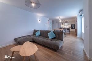 a living room with a couch and a table at La Iaia Maria in Gandía