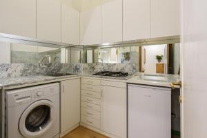 佛羅倫斯的住宿－Lucky House，白色的厨房配有洗衣机和水槽