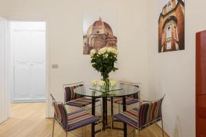 佛羅倫斯的住宿－Lucky House，餐桌、椅子和花瓶