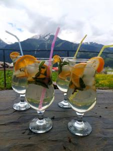 un gruppo di quattro drink seduti su un tavolo di Shorena's Homestay a Tsvirmi