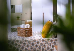 riflessione di un tavolo con un cesto di asciugamani di Home Civico 19 a Sannicandro di Bari