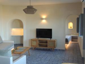 TV a/nebo společenská místnost v ubytování Villa Apaggio Santorini + 23 fotografií