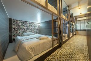 ein Schlafzimmer mit einem Etagenbett in einem Zimmer in der Unterkunft Happy Station Bangkok in Bangkok