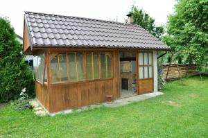 een kleine houten schuur met een groot raam bij Agroturystyka u Hani in Wola Niżna