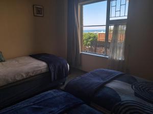 En eller flere senge i et værelse på The Deck