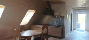 cocina con mesa de madera y fregadero en Haus beim Schloß, en Woldegk