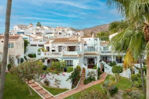 una vista aérea de una gran casa blanca con palmeras en Casablanca 46 Oasis Properties, en Nerja