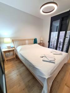 um quarto com uma cama grande e lençóis brancos em PROMENADE SEA SIDE APARTMENT em Herceg Novi