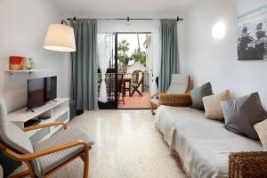 Casablanca 46 Oasis Properties في نيرخا: غرفة معيشة مع أريكة وتلفزيون