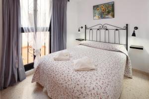 Un dormitorio con una cama con dos toallas encima. en Casablanca 46 Oasis Properties, en Nerja 38 fotos más