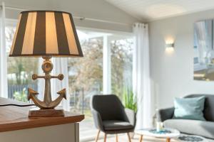 a lamp on a table in a living room at Mein Ankerpunkt in Simonsberg