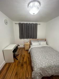 Кровать или кровати в номере T Lodge