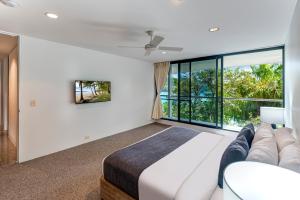 TV a/nebo společenská místnost v ubytování Waves 1 Hamilton Island - Ocean Views and buggy