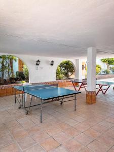 un tavolo da ping pong nel mezzo di un patio di Apartment 219 - Amarilla Golf a San Miguel de Abona