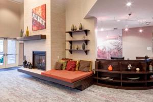 sala de estar con sofá y chimenea en Courtyard by Marriott Franklin Cool Springs en Franklin