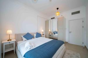 Postel nebo postele na pokoji v ubytování LUXFolio Retreats - City Living Redefined