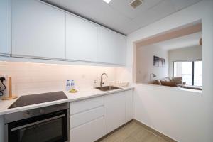 Kuchyň nebo kuchyňský kout v ubytování LUXFolio Retreats - City Living Redefined