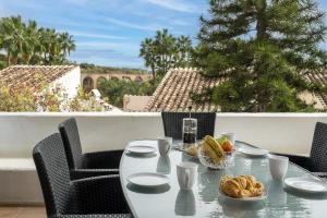 Una mesa con un tazón de comida en un balcón. en Casablanca 38 Oasis Properties, en Nerja