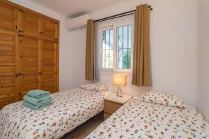 - une chambre avec 2 lits et une fenêtre dans l'établissement Tetuan 7 Oasis Properties, à Nerja