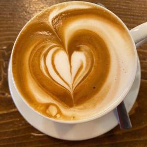 una tazza di caffè con un cuore dipinto sopra di Alloggio turistico a casa di Paoletto a Fiumicino