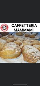 un segno che dice marmitemmina caffeinata con un mucchio di pane di Alloggio turistico a casa di Paoletto a Fiumicino