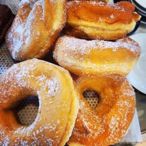 um monte de donuts cobertos de açúcar em pó em Alloggio turistico a casa di Paoletto em Fiumicino