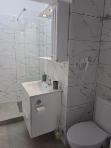biała łazienka z toaletą i umywalką w obiekcie Come&Chill w Krajowej