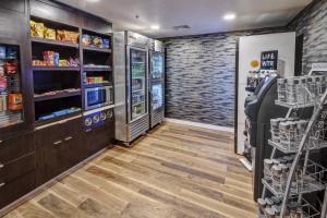 um quarto com uma máquina de venda automática e um frigorífico em Courtyard by Marriott Nashville Vanderbilt West End em Nashville