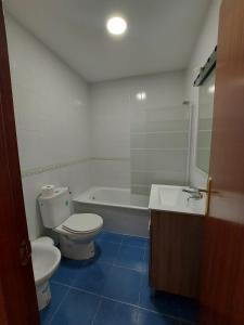 een badkamer met een toilet, een bad en een wastafel bij El Mirador in Prado del Rey