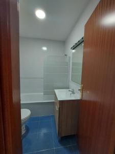 プラド・デル・レイにあるEl Miradorのバスルーム(洗面台、トイレ、鏡付)