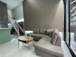 Ein Sitzbereich in der Unterkunft Comfort Zone Hostel @ Tha Pae