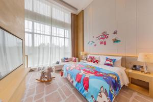 A bed or beds in a room at Le Méridien Emei Mountain Resort