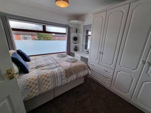Postel nebo postele na pokoji v ubytování Comfortable Business and Family Home