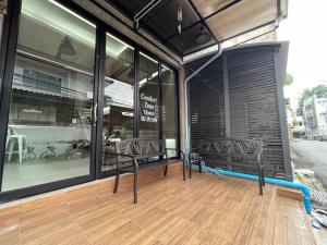 Ein Balkon oder eine Terrasse in der Unterkunft Comfort Zone Hostel @ Tha Pae