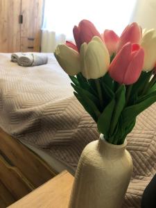 Posteľ alebo postele v izbe v ubytovaní Tulipán Apartman