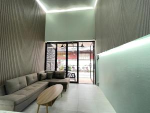 Ein Sitzbereich in der Unterkunft Comfort Zone Hostel @ Tha Pae