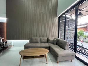 Ein Sitzbereich in der Unterkunft Comfort Zone Hostel @ Tha Pae