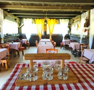 - une table avec des verres sur une table dans un restaurant dans l'établissement House Maka, à Rudanovac
