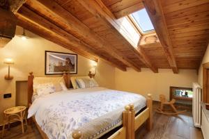 een slaapkamer met een groot bed en een dakraam bij Chalet 1175 in Arvier