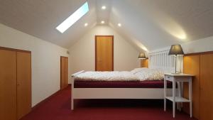 - une chambre avec un lit et une lucarne dans l'établissement Ferienhaus Anjofina Ferienwohnung Kobel, à Altenau